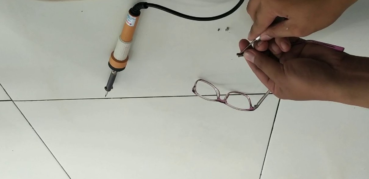 Cara Memperbaiki Engsel Kacamata Patah
